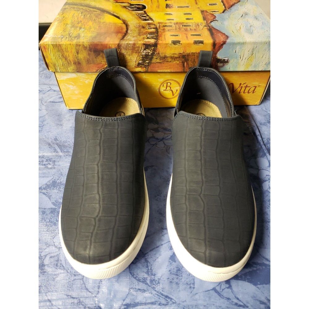 Bella Vita‎ Women's Kiona Athleisure Sneaker, Navy Croco, 7 Wide